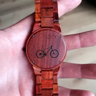 Dřevěné hodinky s gravírováním od Timewood 