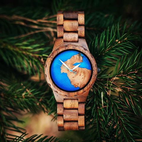 Vyrobit, vyfotit, dát na web, prodáno za 20 minut a můžem je zas smazat, bo stejné už nikdo mít nebude. To je osud našich limitek a strašně nás to baví 😎 #TimeWood 🍁

#dnesnosim #drevenehodinky #drevenebryle #hodinky #drevo #prirodnihodinky #epoxid #epoxidovehodinky #epoxywatch #epoxyresin #woodenwatch #woodwatch #wood #timepieces