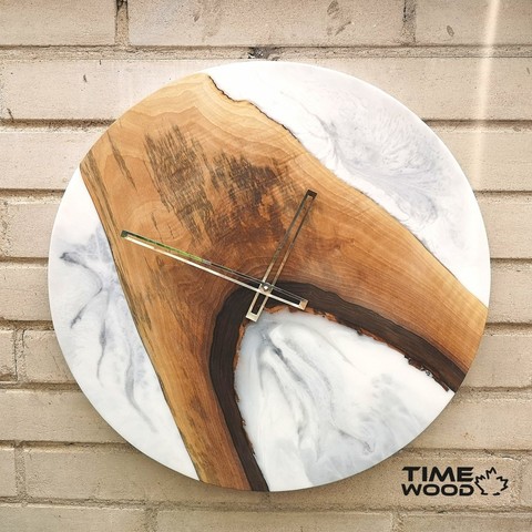 Další dřevěné hodiny #TimeWood s epoxidovou pryskyřicí vyrobené na zakázku dnes míří za svým novým majitelem 😎 
Koukněte na všechny naše hodiny 👇
https://www.timewood.cz/cs/12-drevene-hodiny